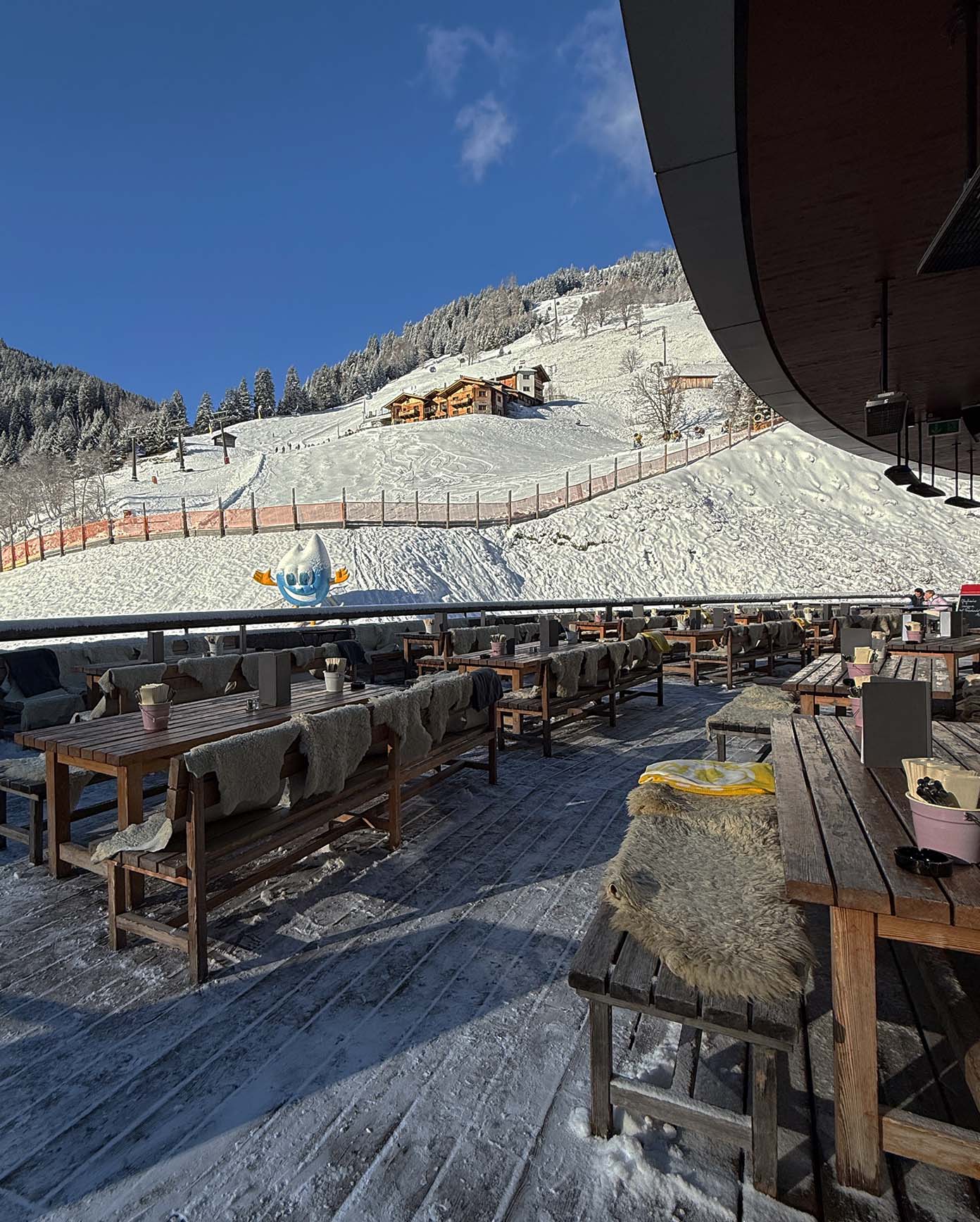 Sonnenterrasse mit Pelzdecken und Bergpanorama