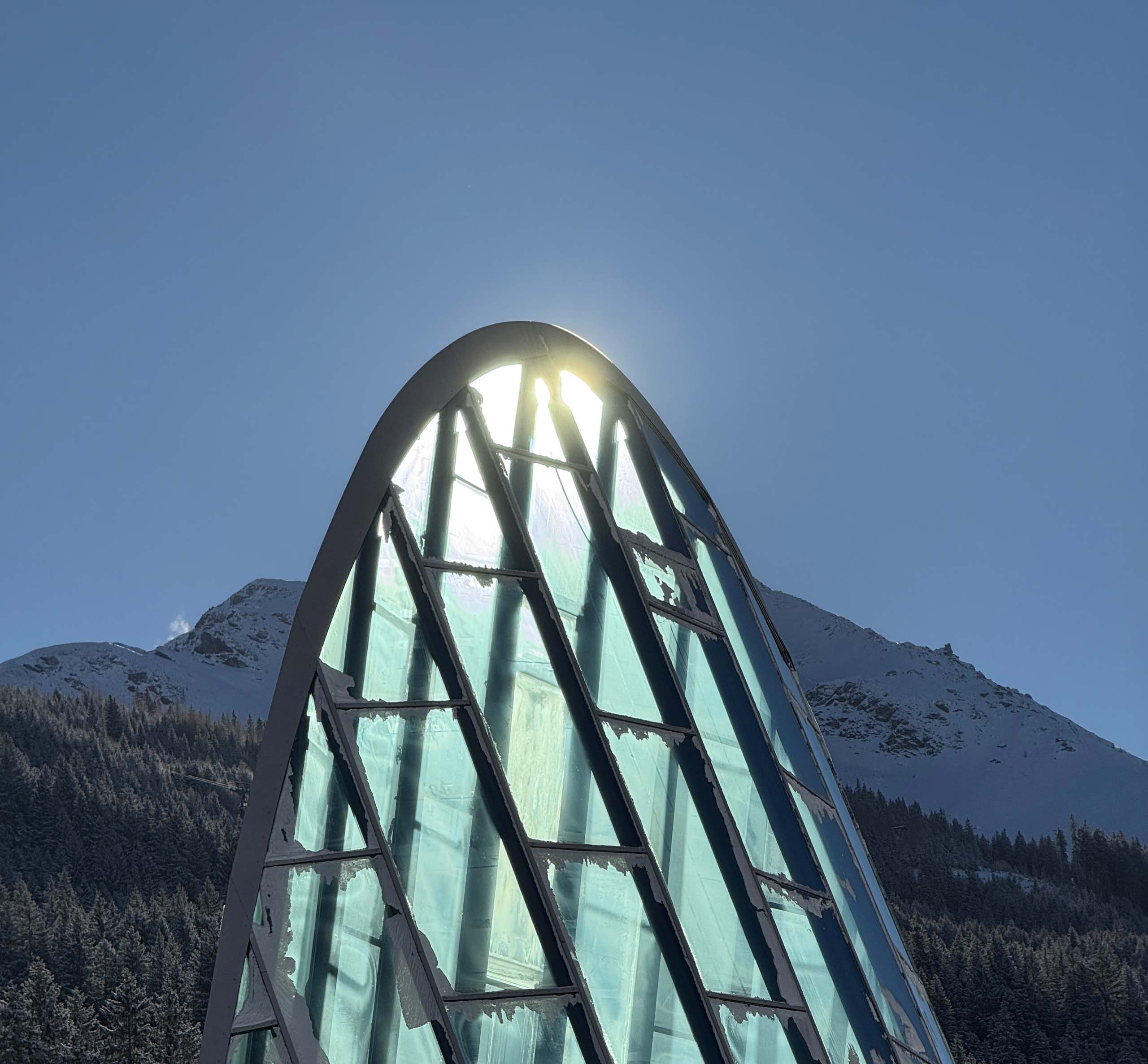 Glaskuppel des Angertal 1180 im Sonnenlicht