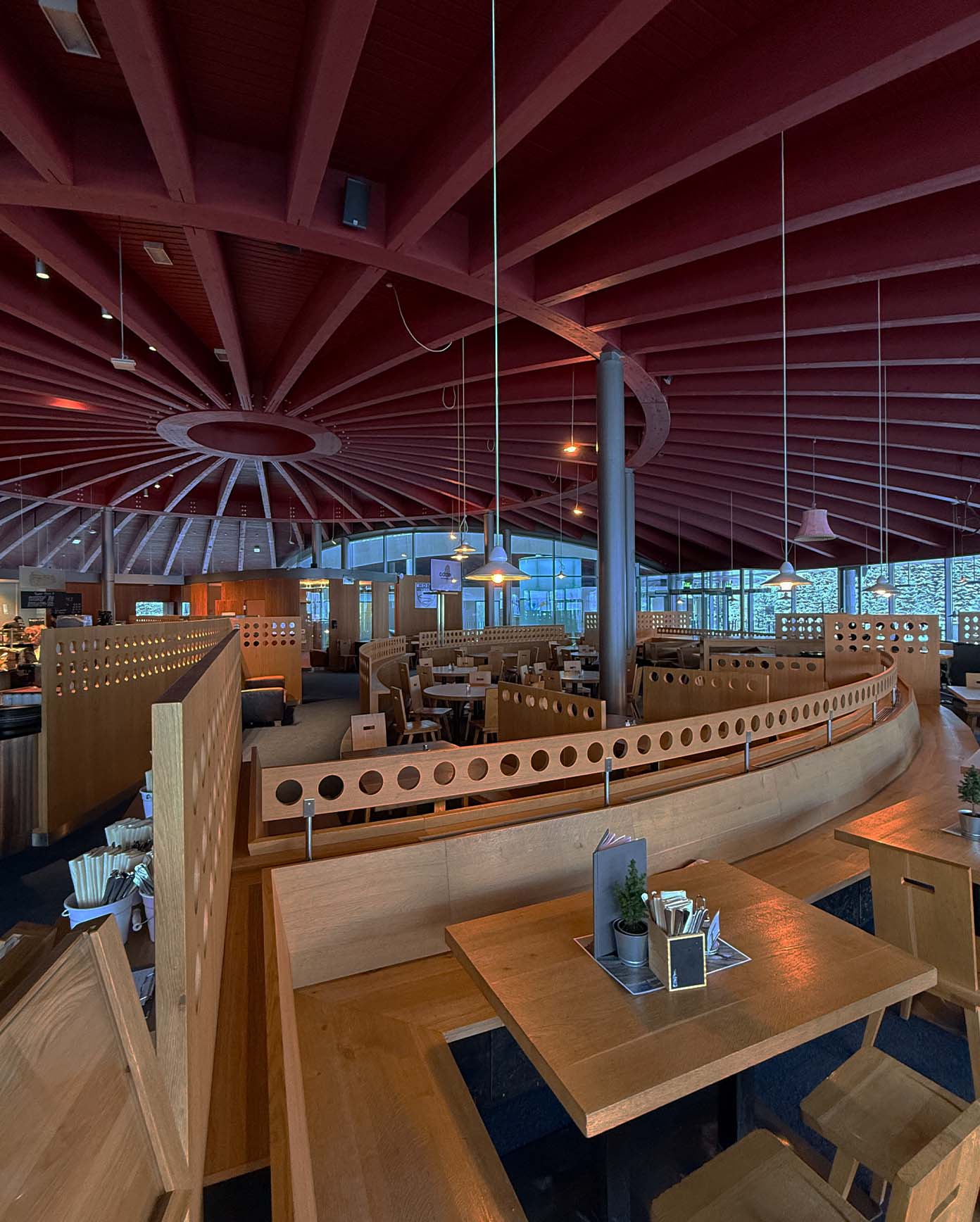 Innenarchitektur mit roter Kuppeldecke